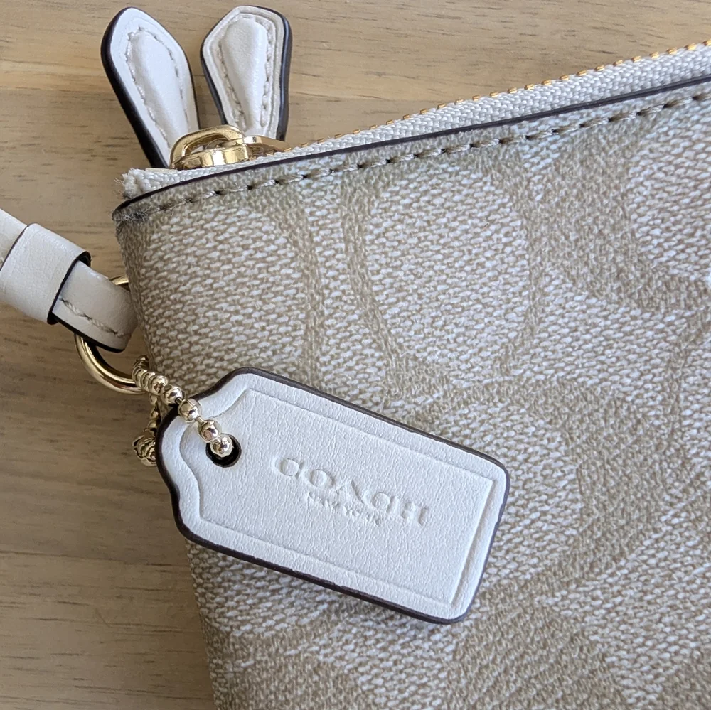 COACH Corner Zip‎ Wristlet